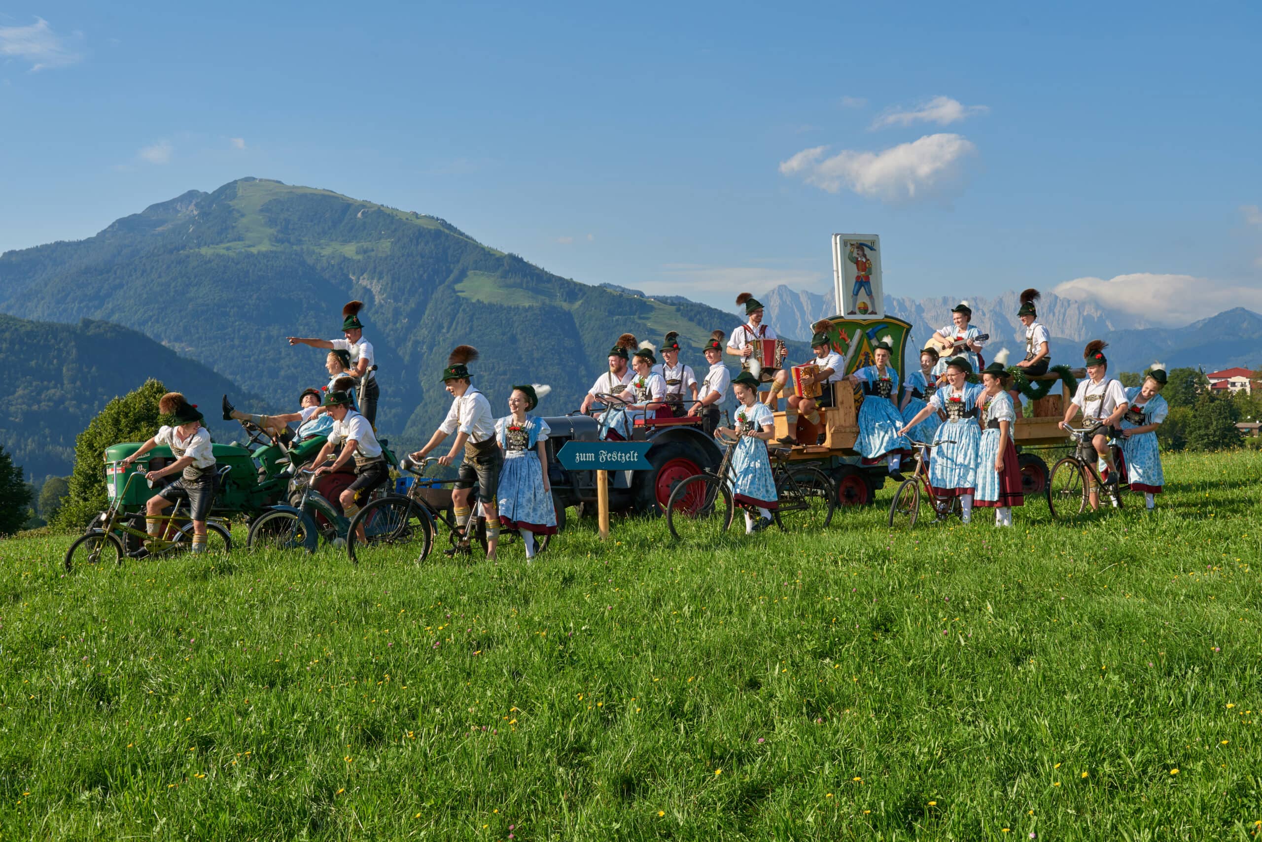 Zum Festzelt - (c)GTEV Dö Koasawinkla by Markus Schmuck