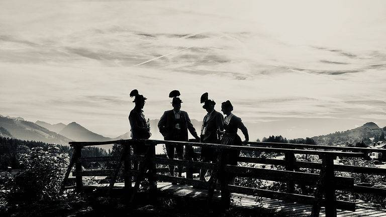 In Tracht auf der Wirtsgwandn mit Blick ins Kaisergebirge (c)GTEV Dö Koasawinkla by Hannes Heigenhauser Mount Inspire Storytelling